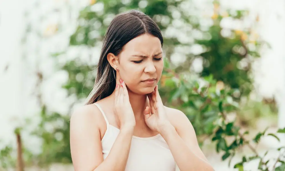 el significado espiritual del dolor de garganta