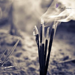 Cómo Usar el Movimiento de los Inciensos en Rituales y Limpiezas Energéticas