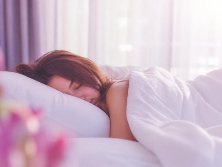 Mujer durmiendo con luz suave de la mañana